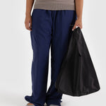 Standard Baggu - Black, in use