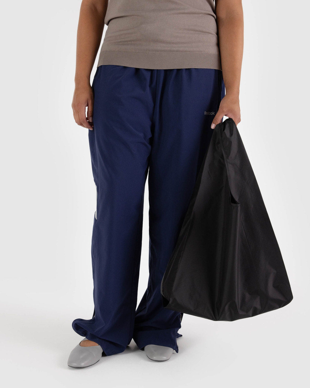 Standard Baggu - Black, in use