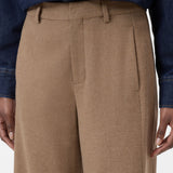 CLOSED Wren Pant - Wheat Beige, close-up of the mid-rise waistband and front pockets.