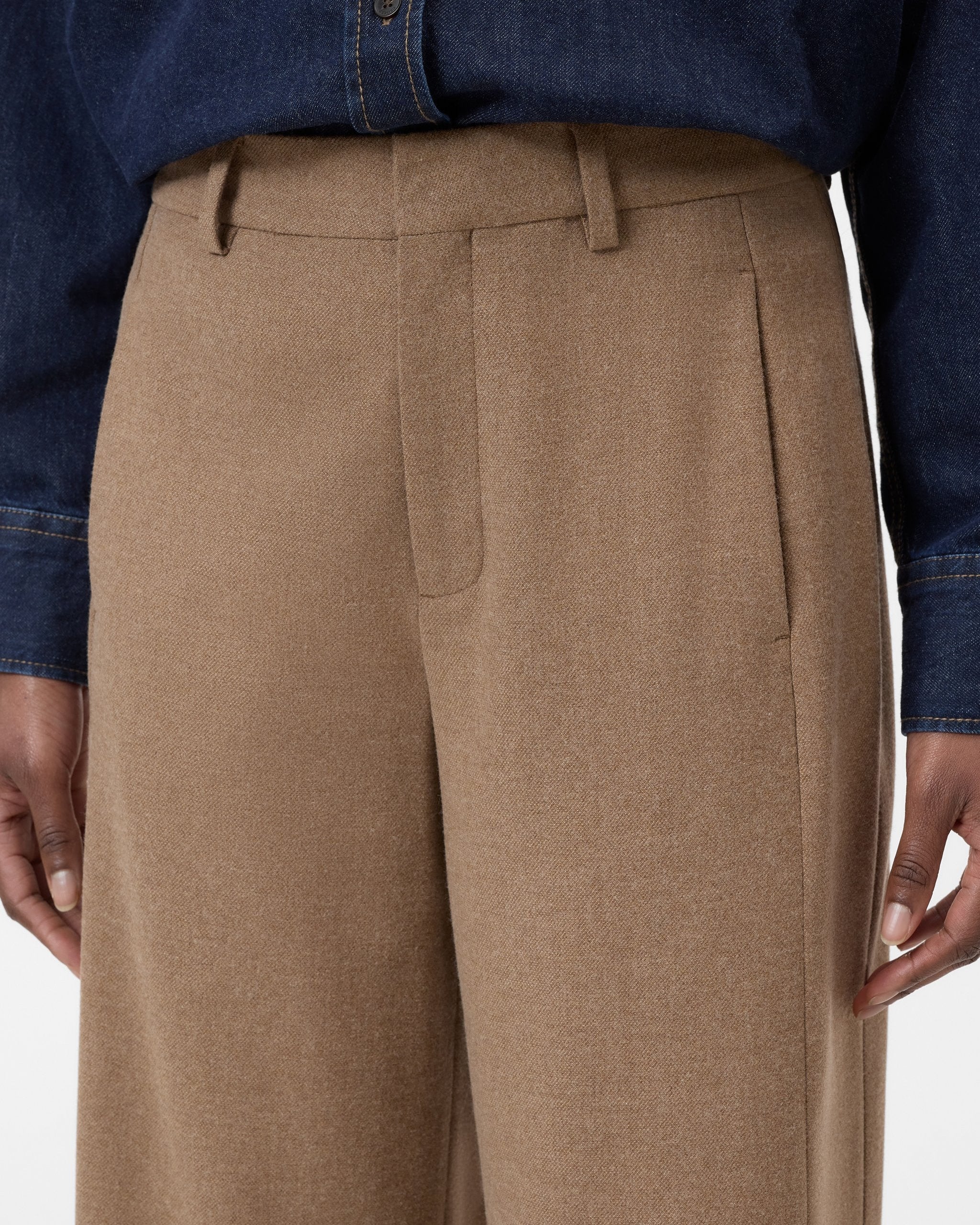 CLOSED Wren Pant - Wheat Beige, close-up of the mid-rise waistband and front pockets.