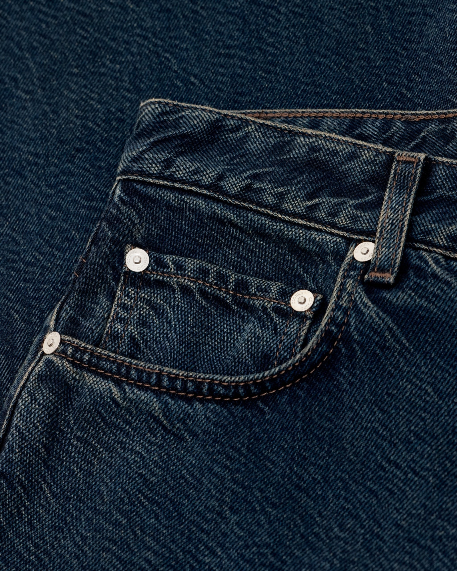 CLOSED Jazzie barrel jeans in dark blue, close-up of the front coin pocket with silver rivets