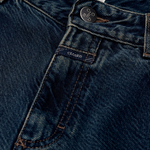 CLOSED Jazzie barrel jeans in dark blue, close-up of the button fly, waistband and CLOSED label