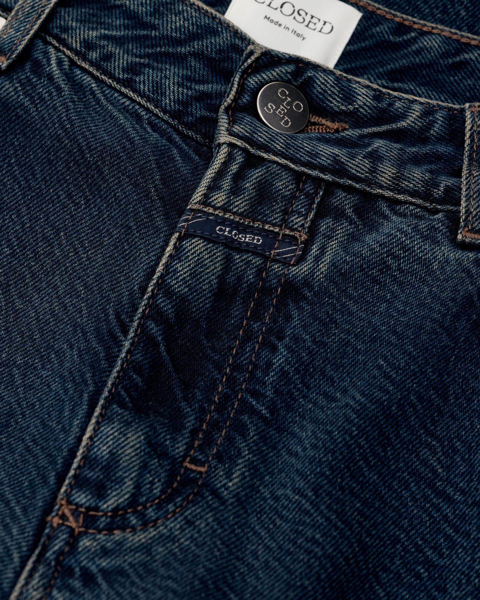 CLOSED Jazzie barrel jeans in dark blue, close-up of the button fly, waistband and CLOSED label