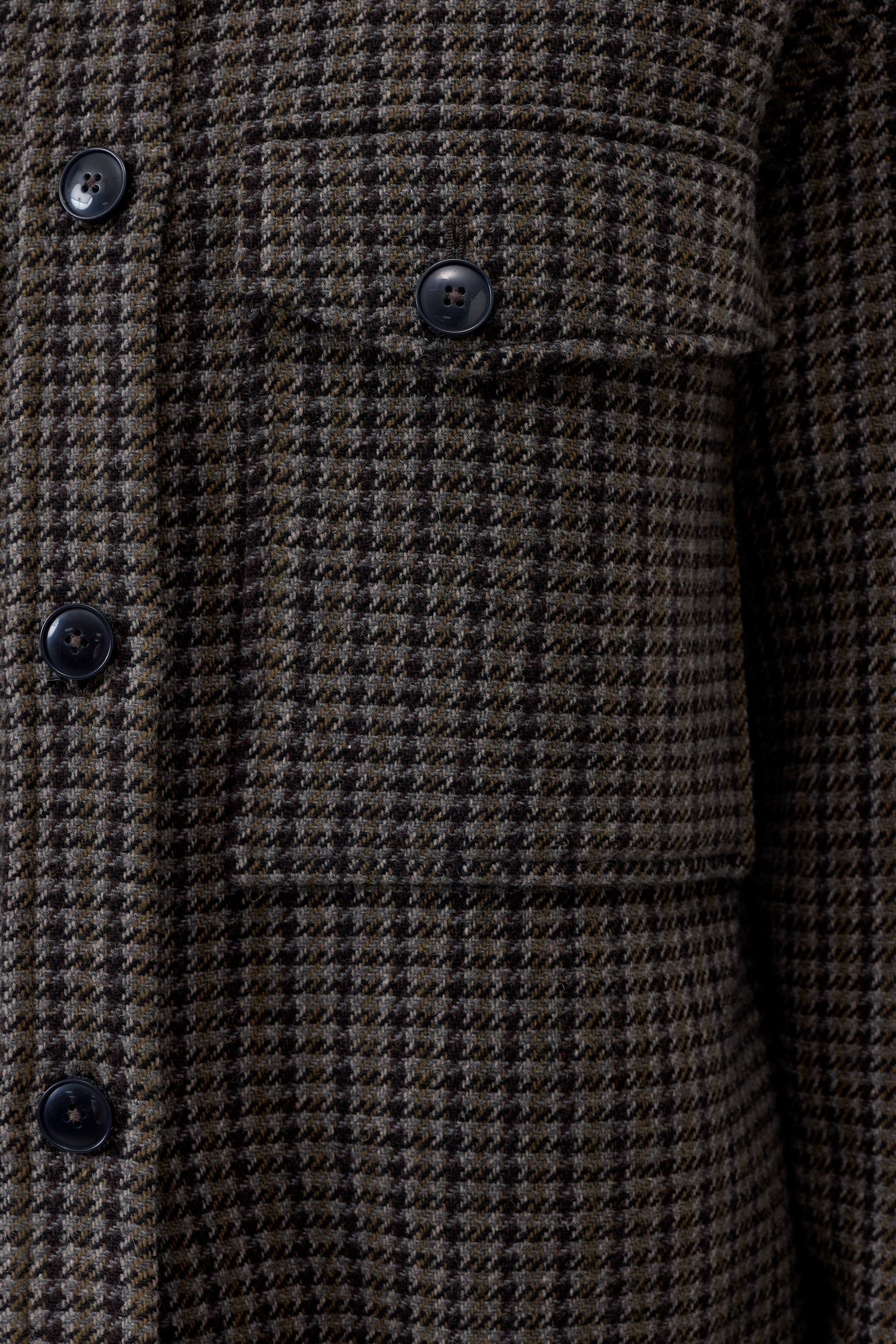 CLOSED Oversize Shacket - Juniper Green, close-up of the diagonal buttoned flap pocket and horn-effect buttons.
