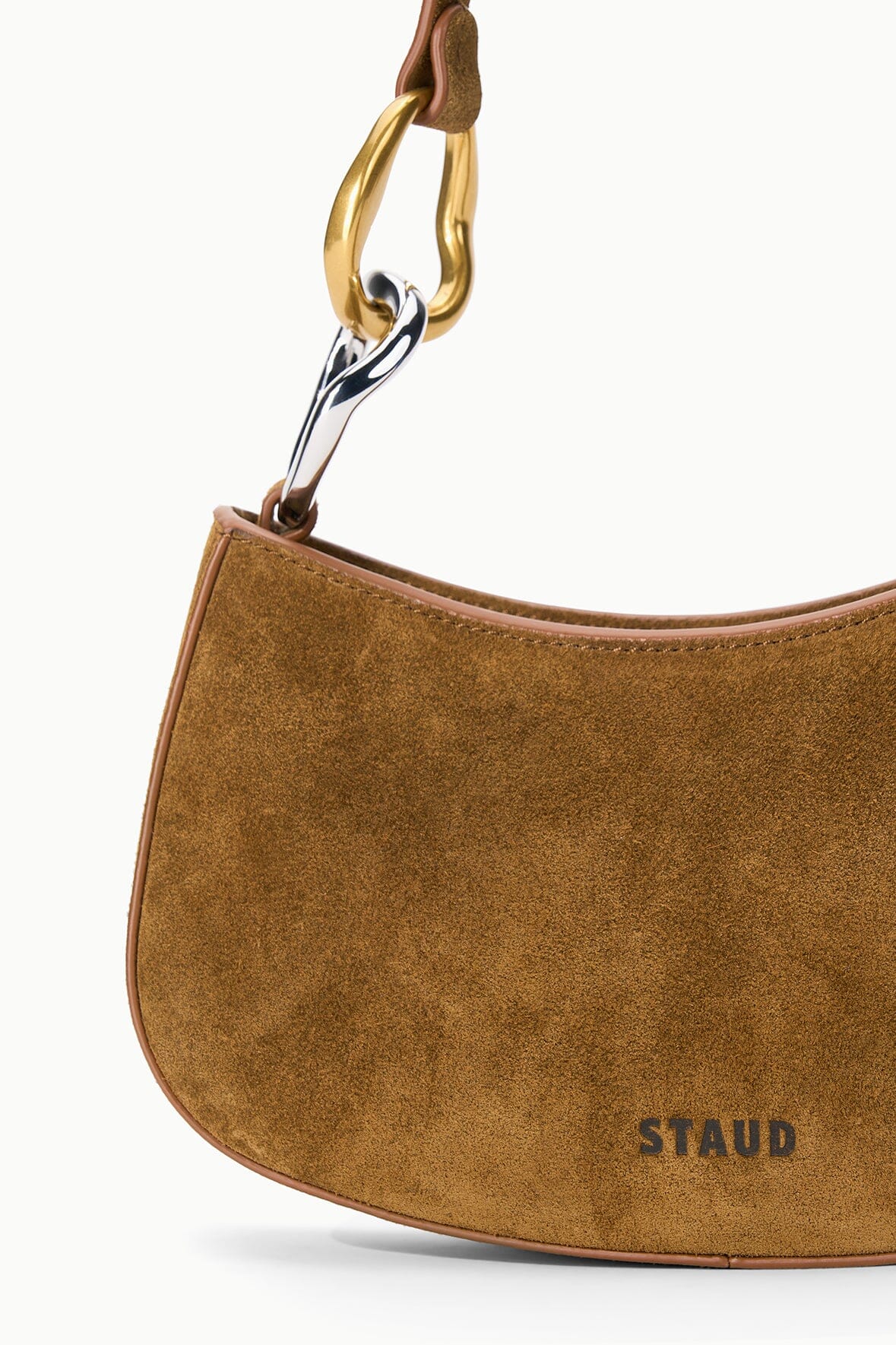 Detail of the two-tone gold and silver link hardware on the STAUD Ollie Bag in Cigar suede