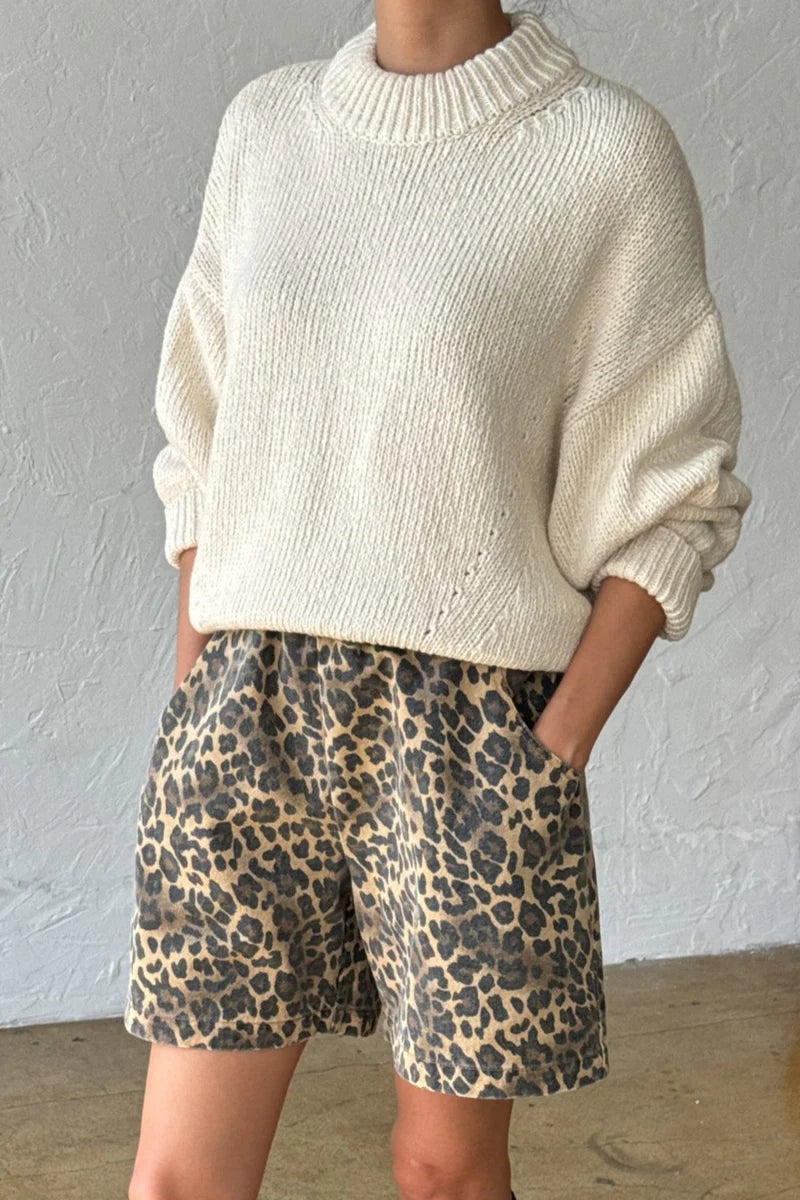 Zoe Cotton Sweater - Naturel with city shorts