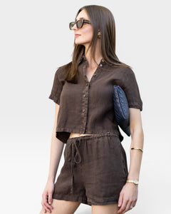 JONES + CO Anais Linen Shirt in chestnut brown. Short-sleeve, button-down, relaxed fit, cropped length.