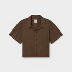 JONES + CO Anais Linen Shirt in chestnut brown. Short-sleeve, button-down with a relaxed fit and minimalist collar.
