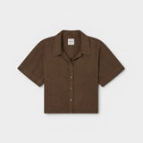 JONES + CO Anais Linen Shirt in chestnut brown. Short-sleeve, button-down with a relaxed fit and minimalist collar.