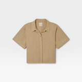 JONES + CO Anais Linen Shirt in toffee. Short-sleeve, button-down linen shirt with a relaxed fit and minimalist collar.
