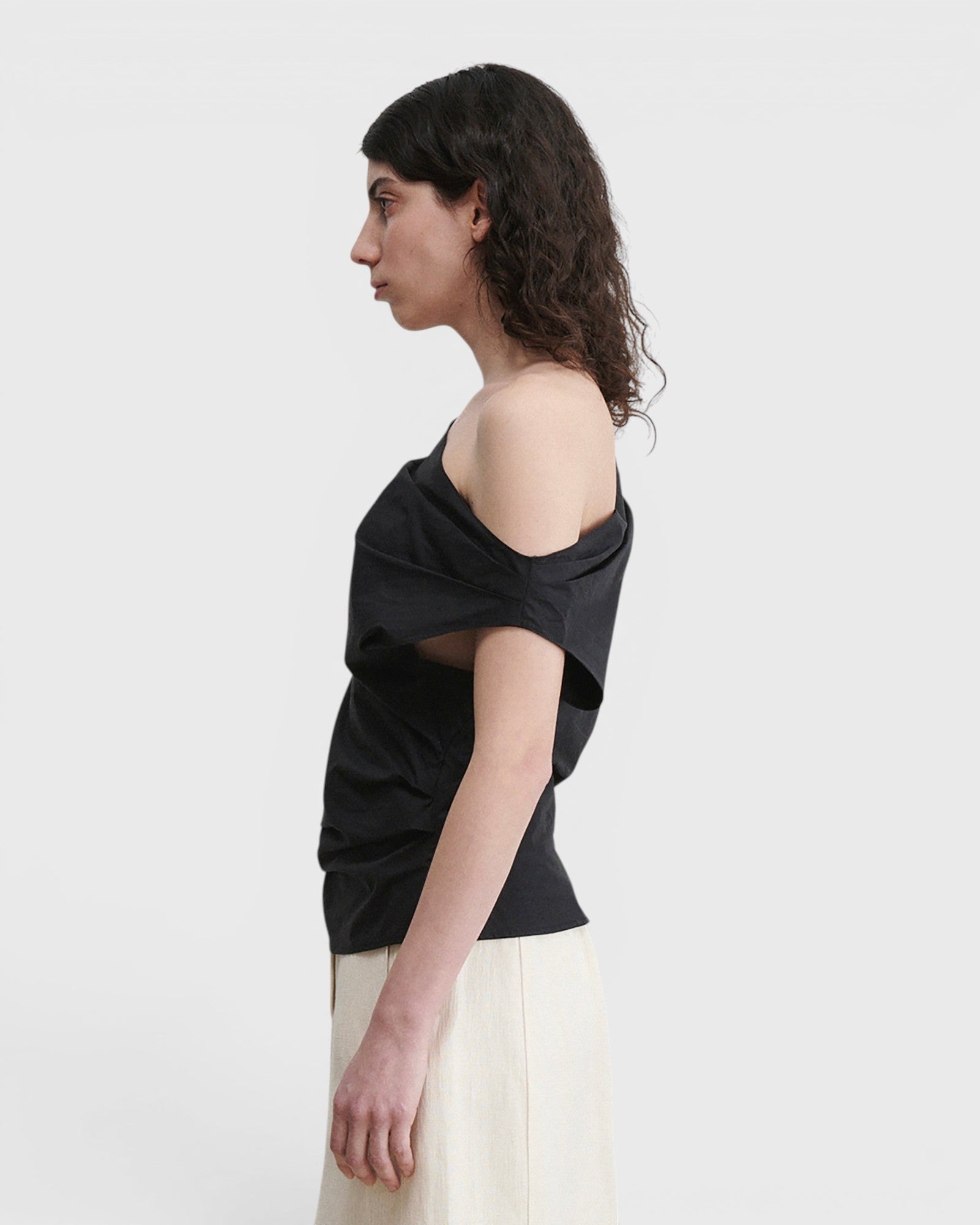 JONES + CO black one-shoulder Mata top in organic crisp cotton with an asymmetric neckline and short sleeve