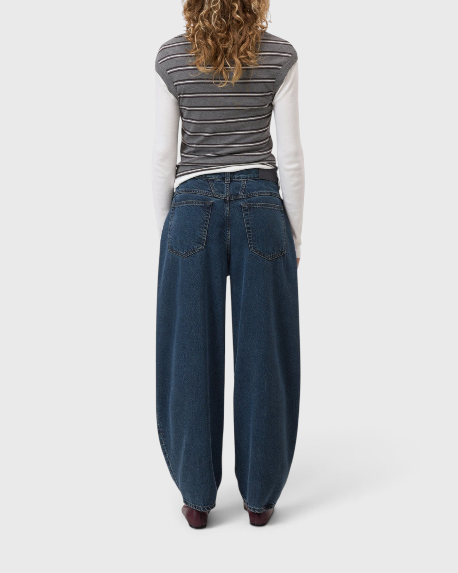 JONES + CO dark blue barrel-fit jeans in premium lyocell-cotton denim with a mid-rise waist and cropped leg length.