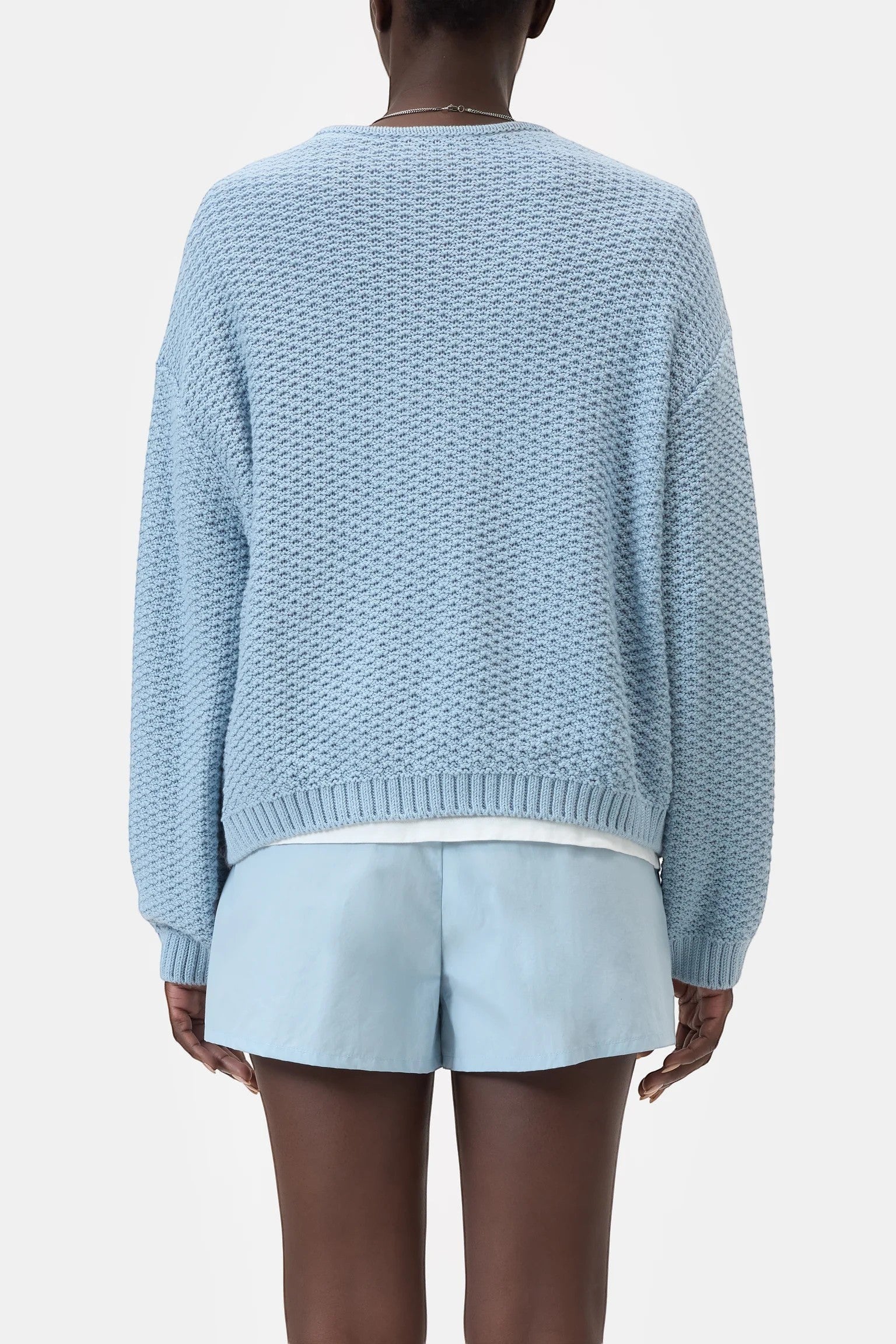 JONES + CO dove blue knitted jersey with 3D effect stripe pattern, made from organic cotton. Regular fit, long sleeves, ribbed cuffs.