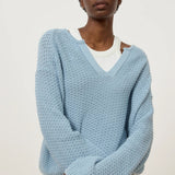 JONES + CO dove blue knitted jersey with 3D effect stitch and V-neck, made from organic cotton.
