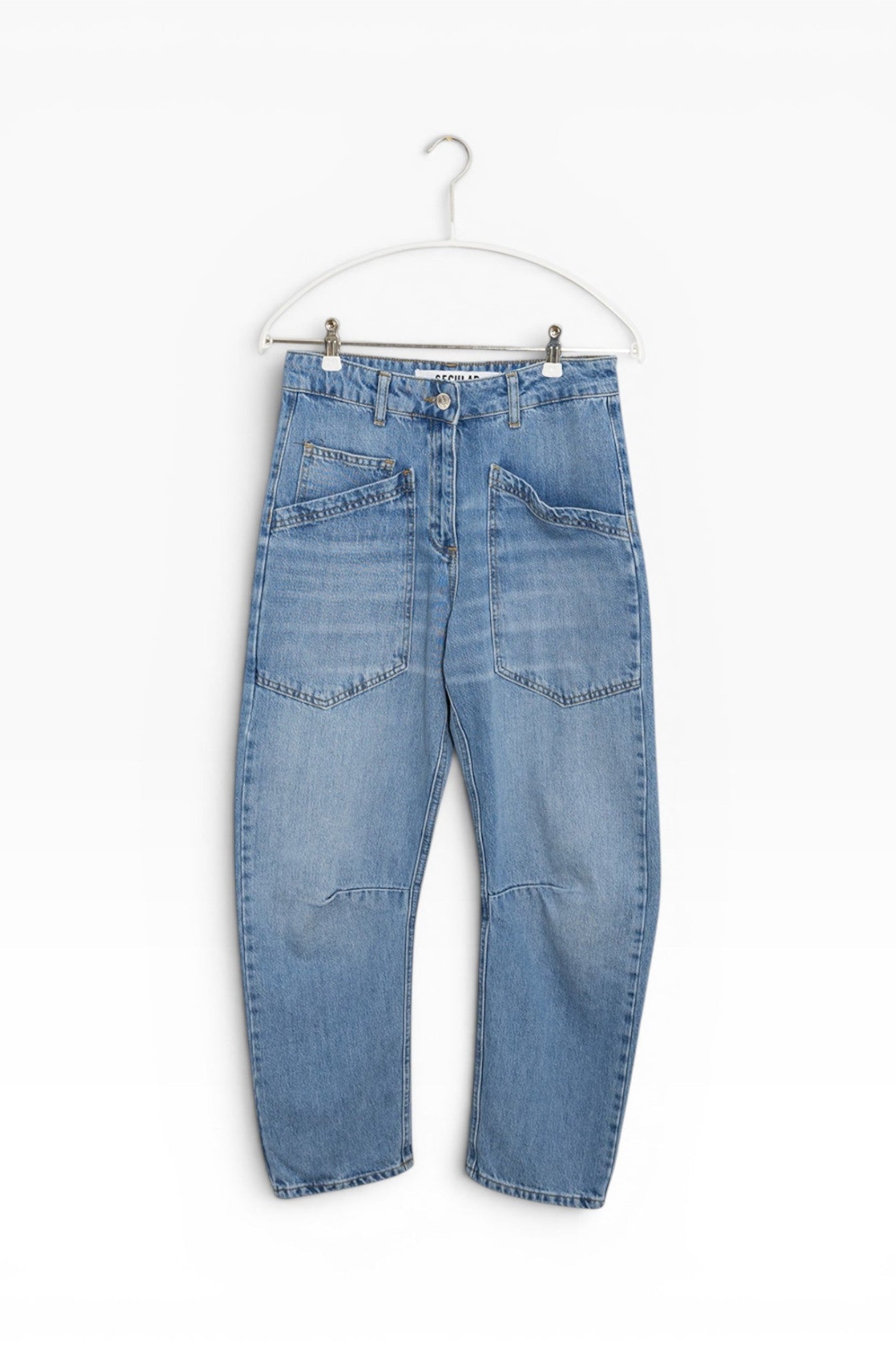 JONES + CO Easton Jean in malibu wash denim. High-waisted, relaxed fit jeans with large front pockets and knee panel details.