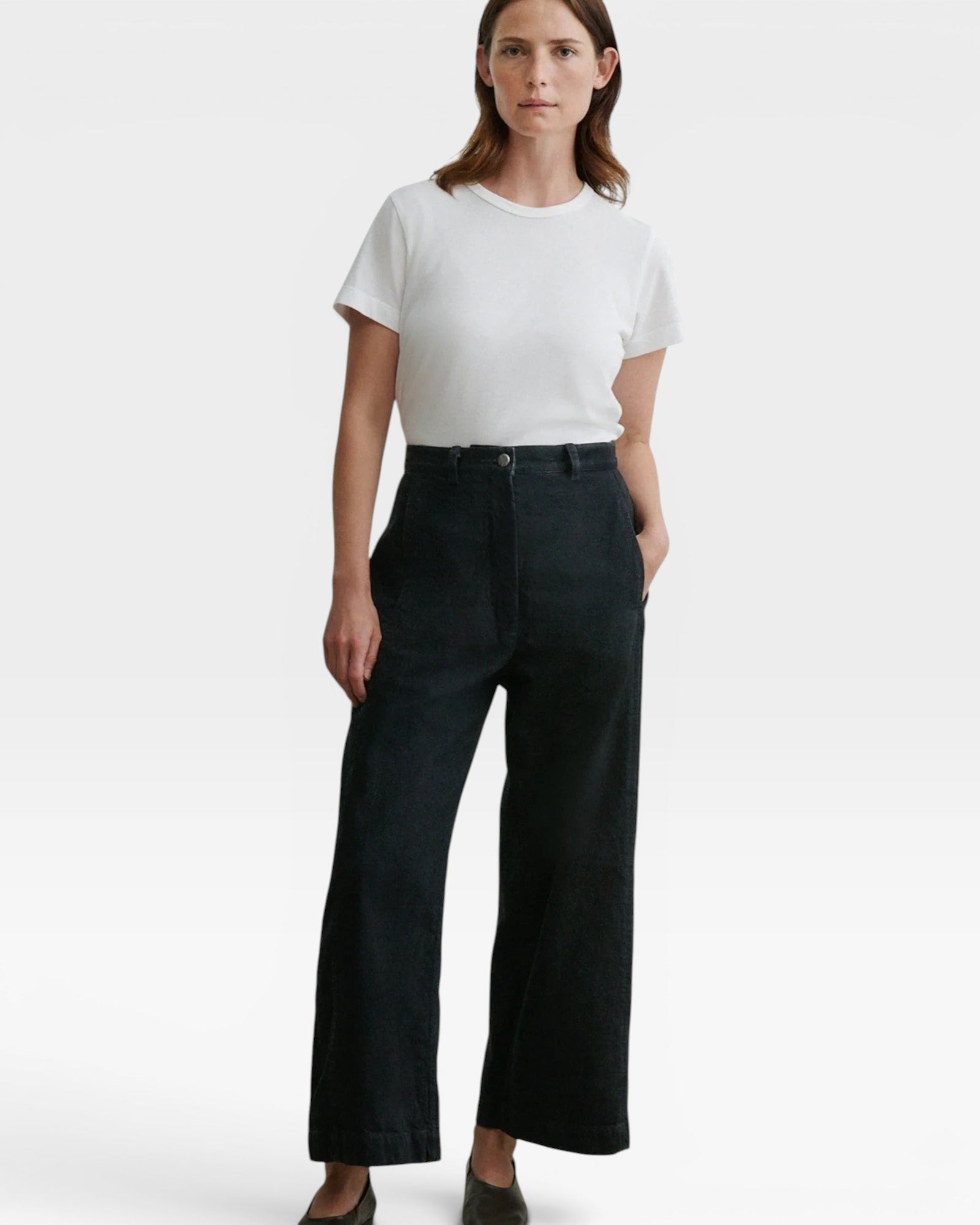 Model wearing JONES + CO black high-waisted Garra jeans in Salinas denim with a relaxed wide-leg fit.