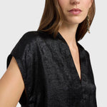 JONES + CO Hildra black sleeveless blouse in fluid laminated fabric with a V-neck and shawl collar