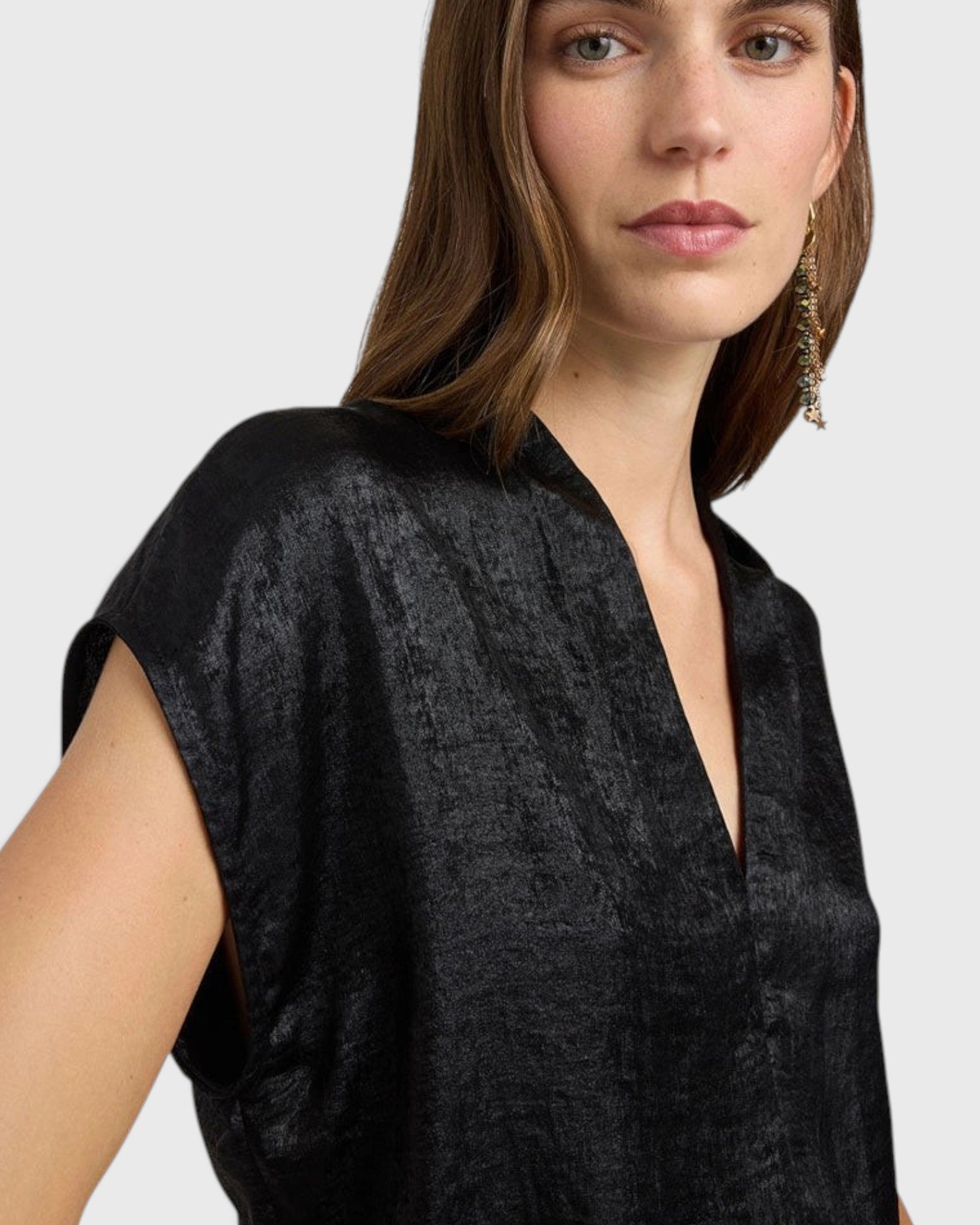 JONES + CO Hildra black sleeveless blouse in fluid laminated fabric with a V-neck and shawl collar