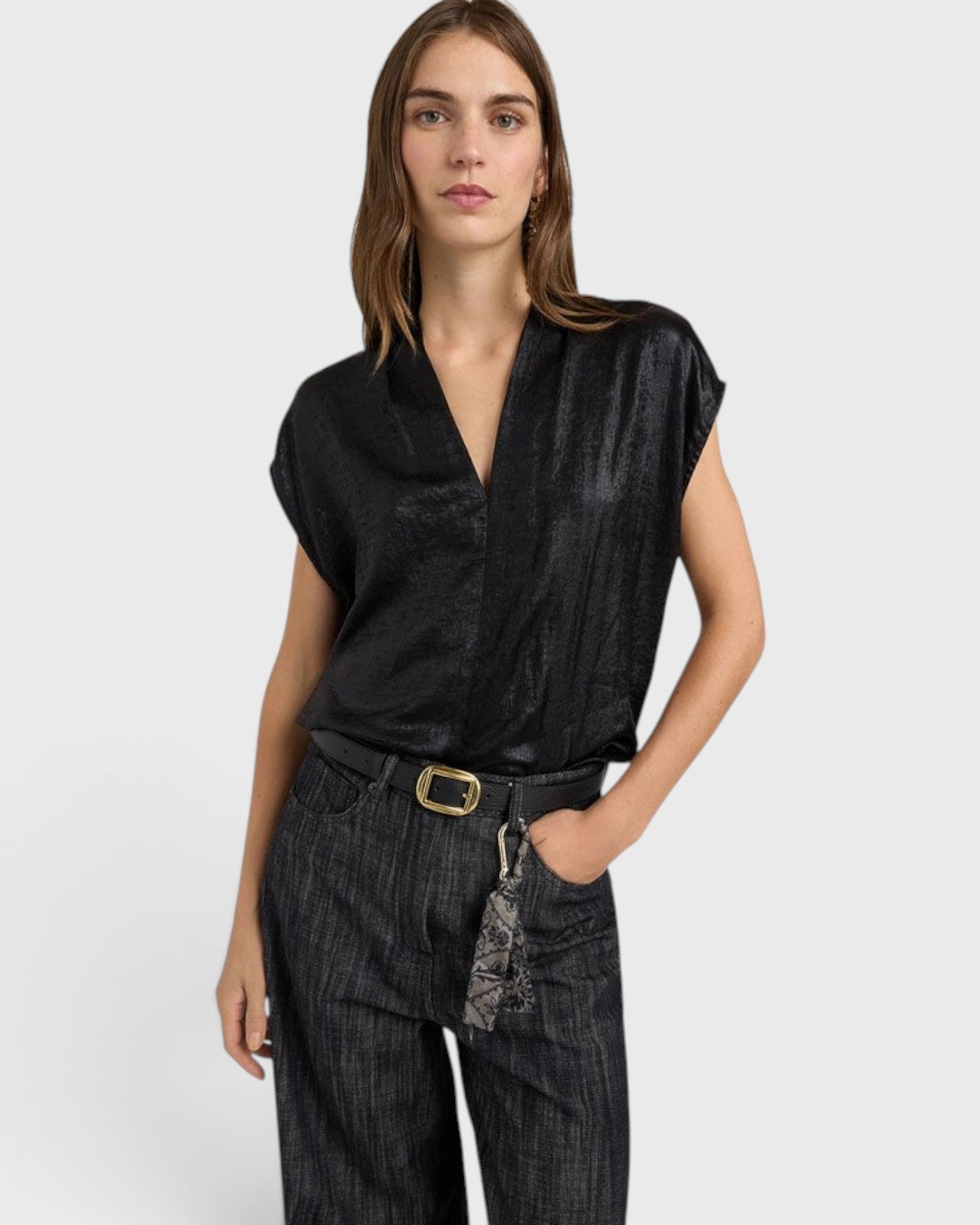 JONES + CO Hildra black sleeveless blouse in fluid laminated fabric with a V-neck and shawl collar on a model.