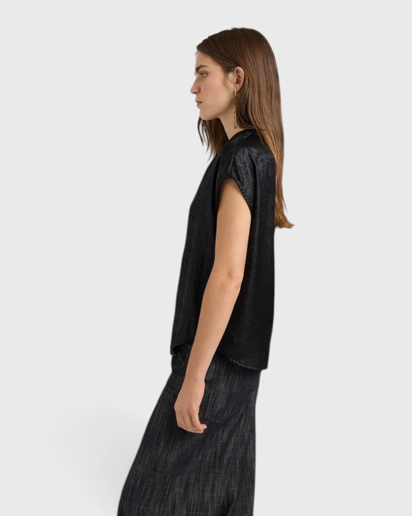 JONES + CO Hildra black sleeveless blouse in fluid laminated fabric with kimono shoulders and V-neck, side view