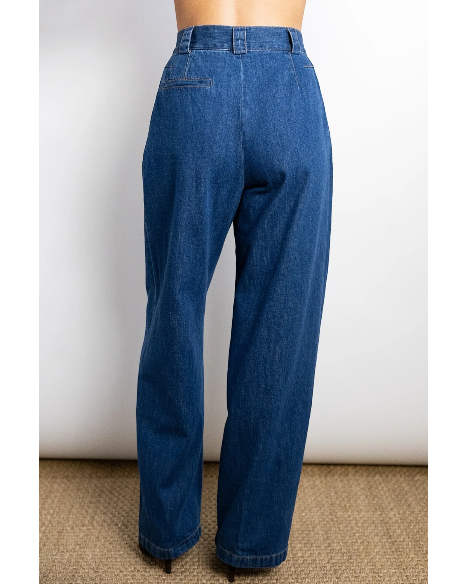 JONES + CO indigo denim wide-leg pants with high waist, side pockets, and front pleats.