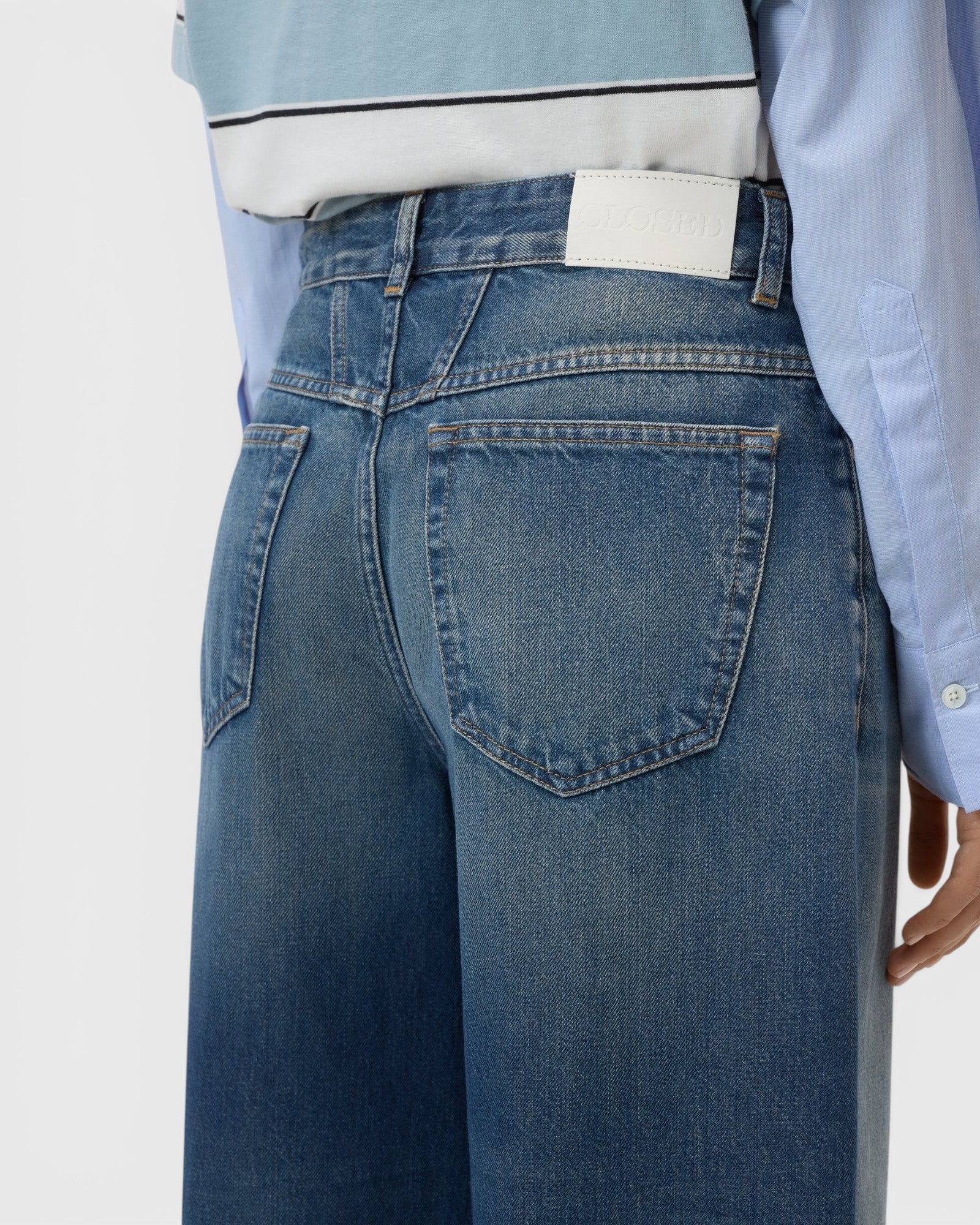 JONES + CO Jazzie barrel jeans in dark blue denim with a mid-rise waist and classic five-pocket design