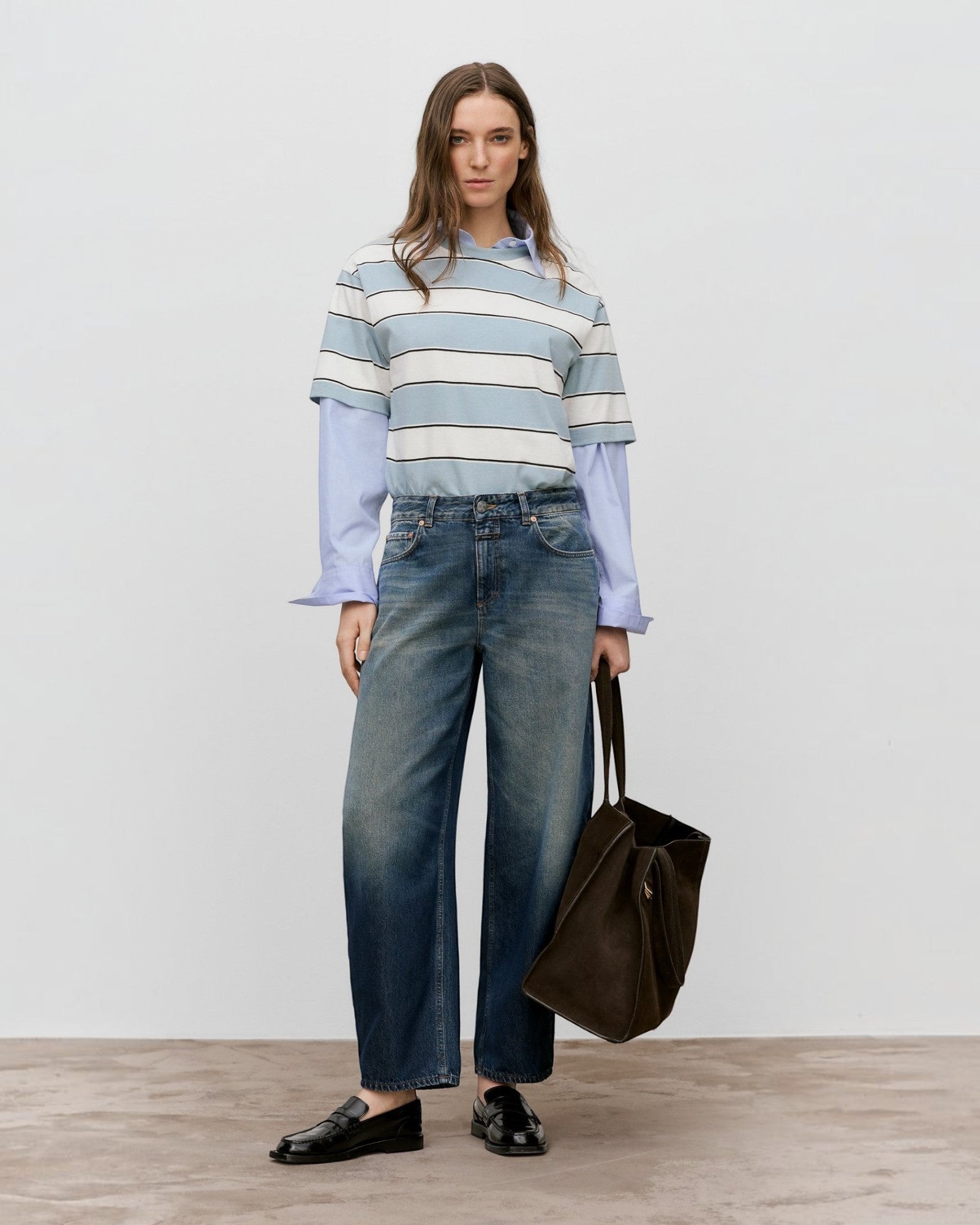 JONES + CO Jazzie barrel jeans in dark blue denim with a mid-rise waist and cropped leg on a model