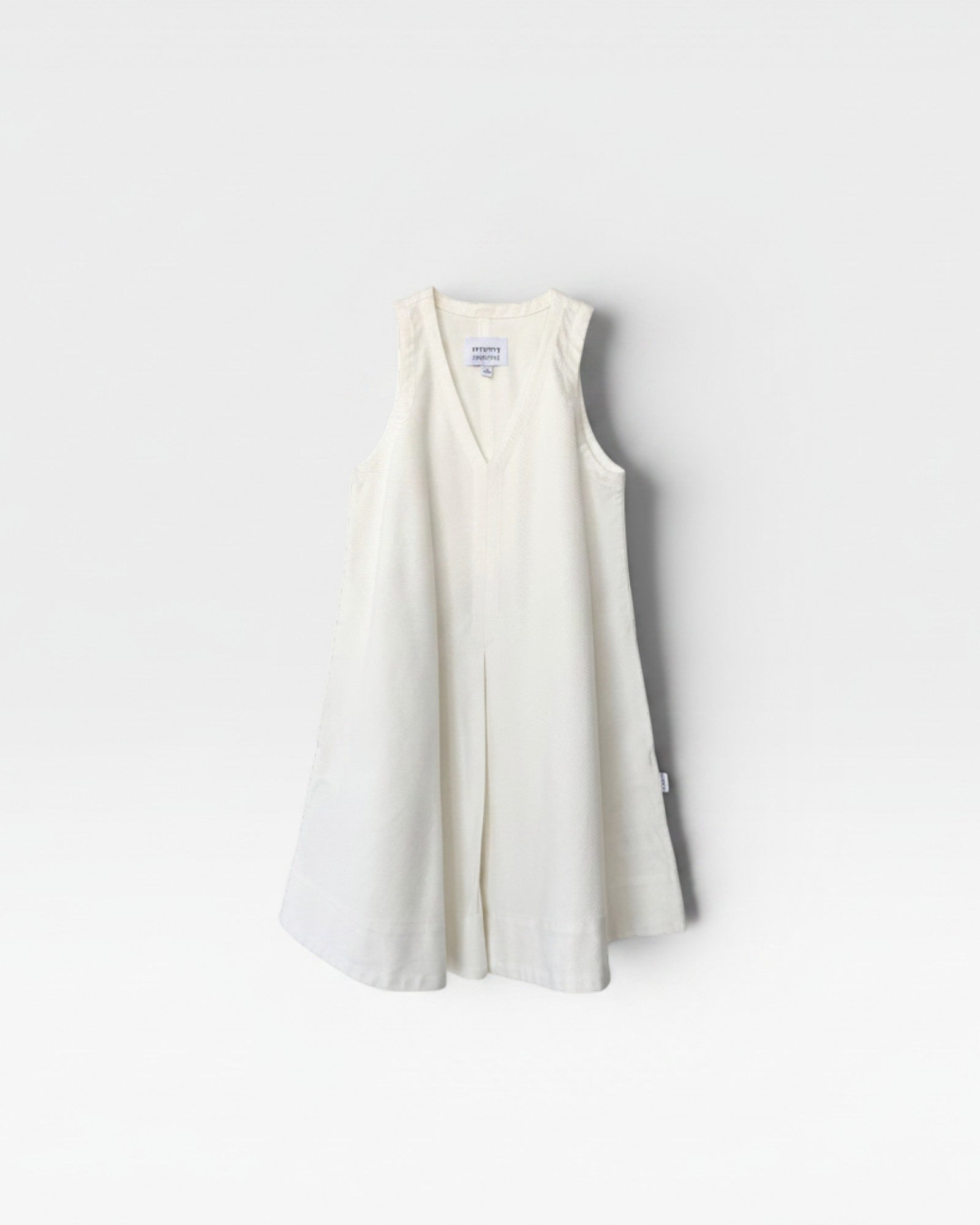 JONES + CO Mable white denim sleeveless A-line dress with V-neck and inverted box pleats.