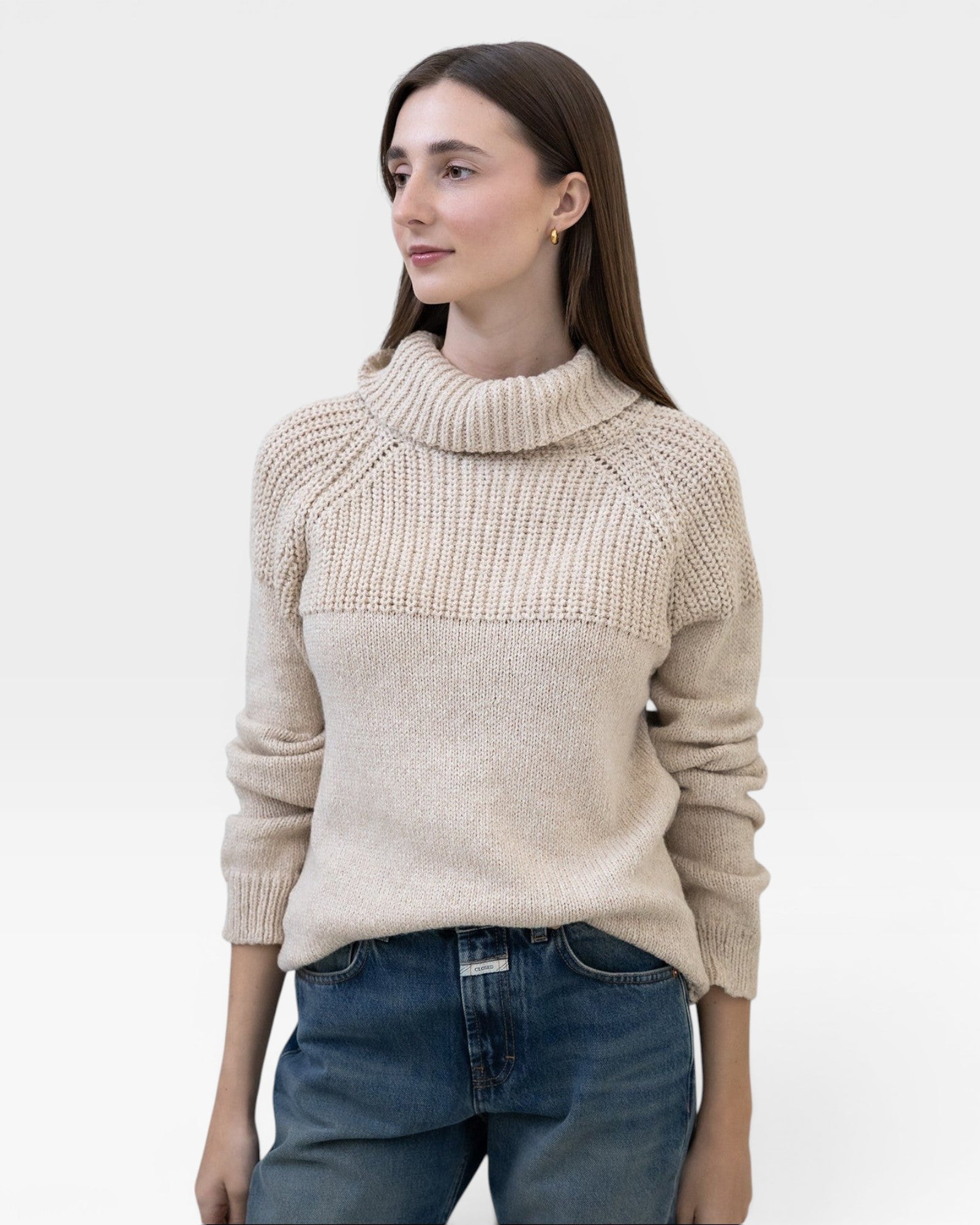 JONES + CO oat-colored turtleneck sweater made from baby alpaca and cotton yarn with chunky rib details and ribbed cuffs.
