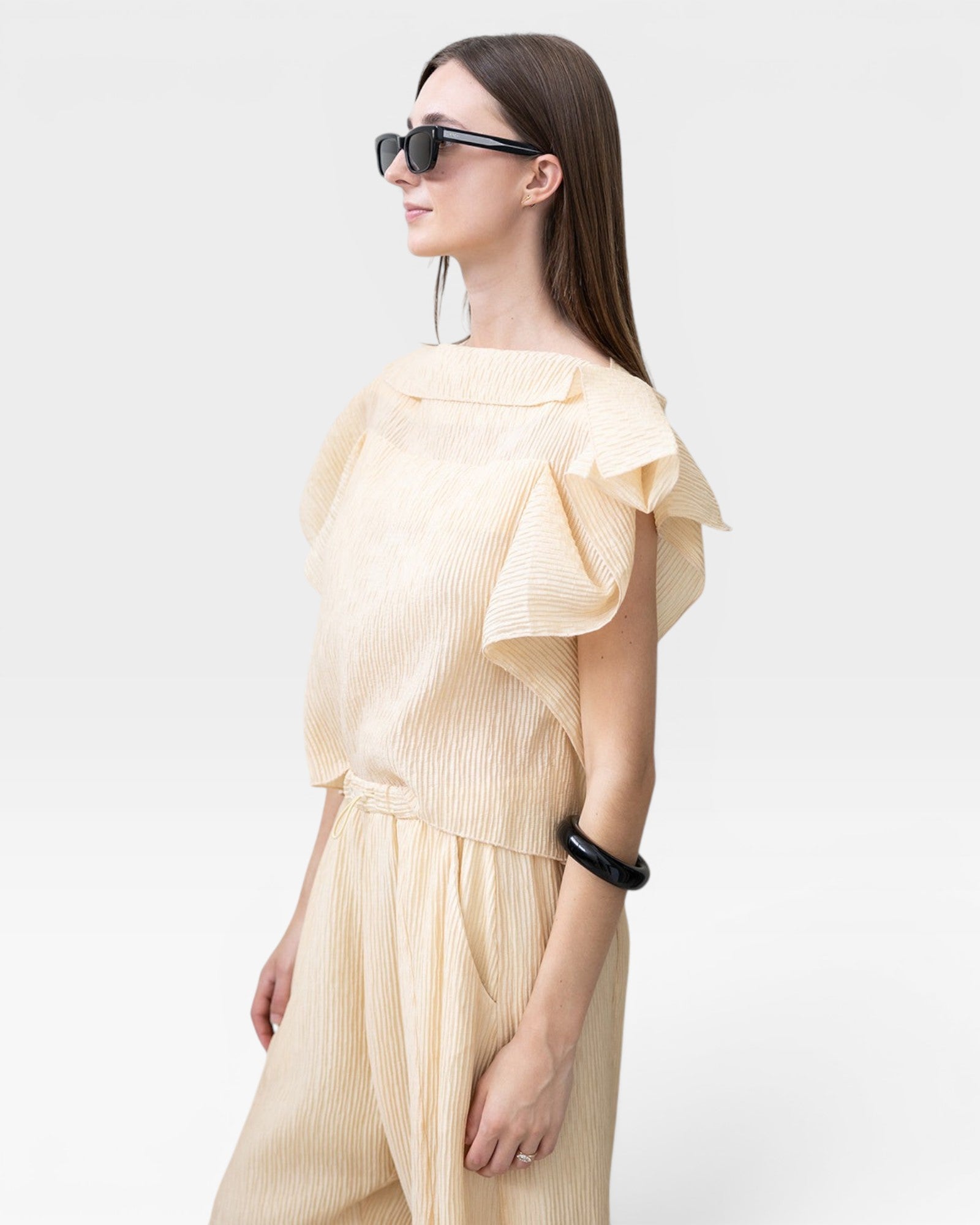 JONES + CO cream pleated linen blend wide leg pants and flutter sleeve top set with drawstring waist.