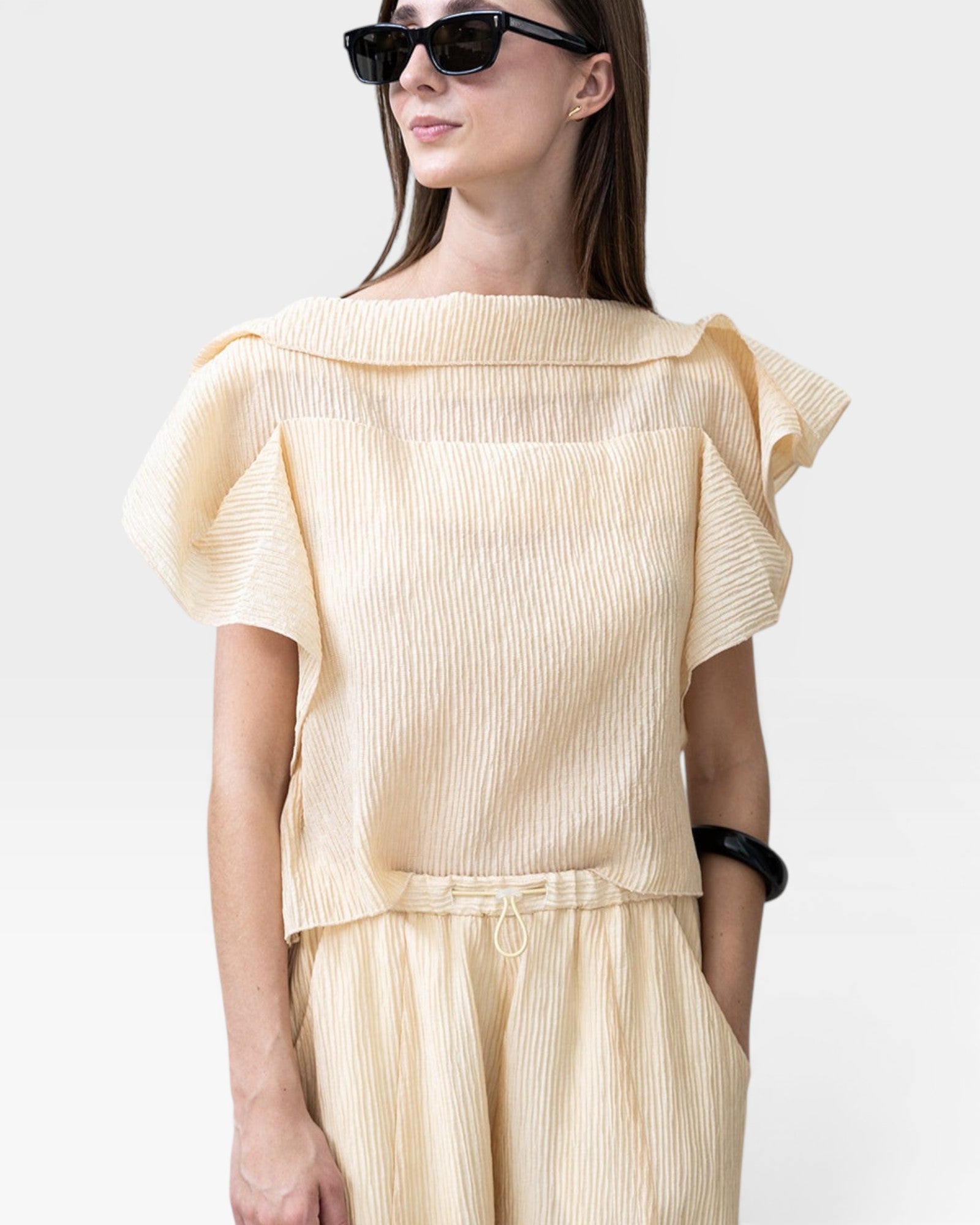 JONES + CO cream pleated linen blend wide leg pants and flutter sleeve top set with drawstring waist.