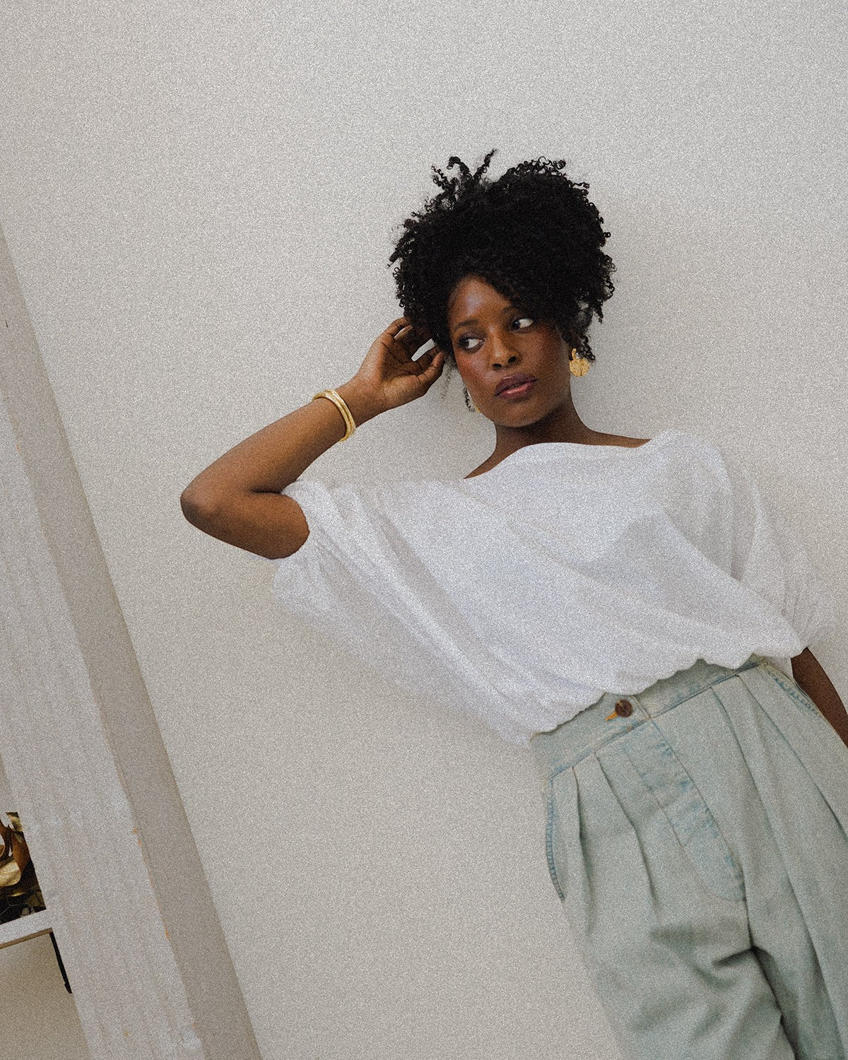 JONES + CO white cotton Coco Shirt with boat neckline and dolman sleeves, gathered hem, worn by a woman.