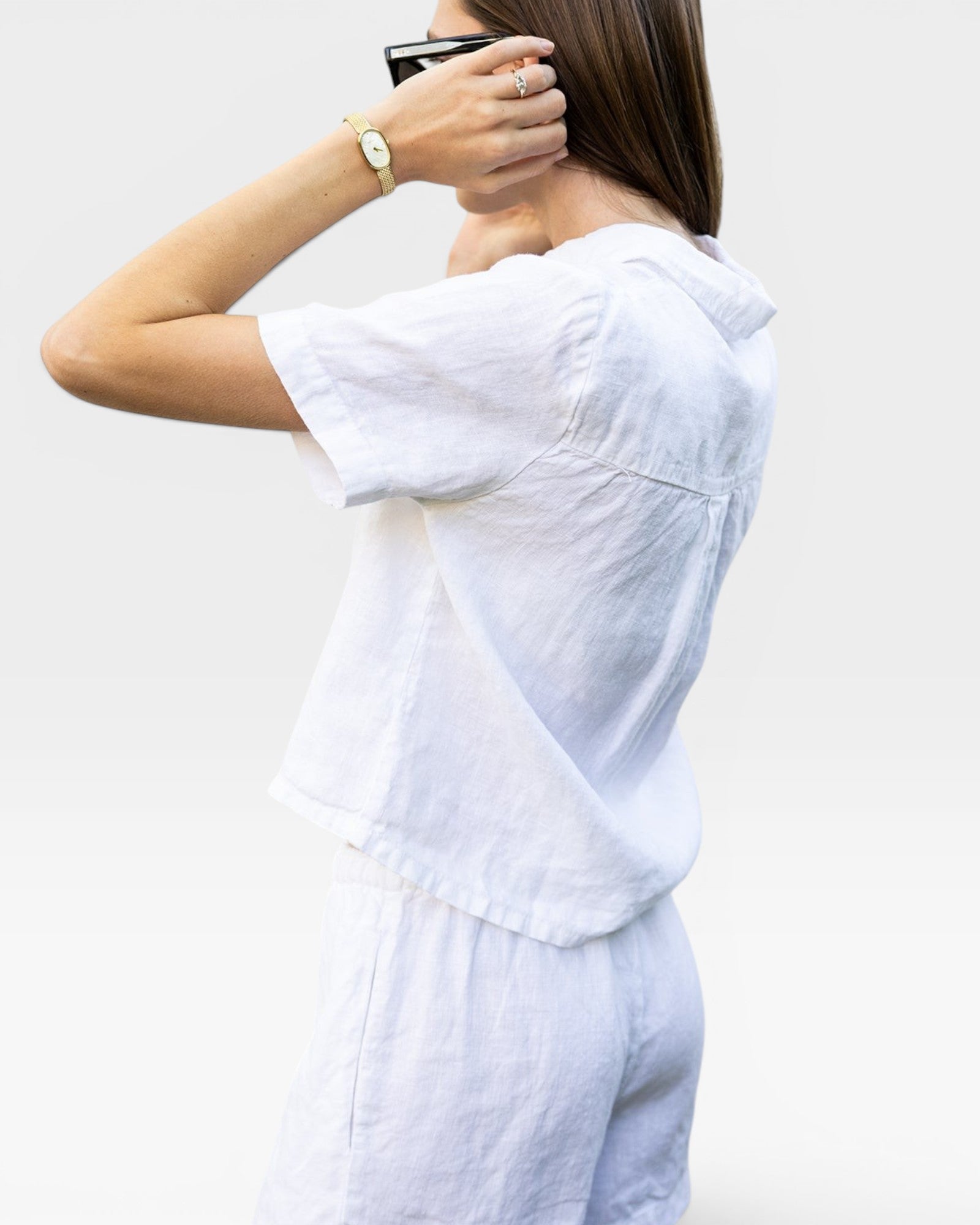 JONES + CO white linen shorts with elastic waistband and side pockets. Relaxed fit, perfect for summer.