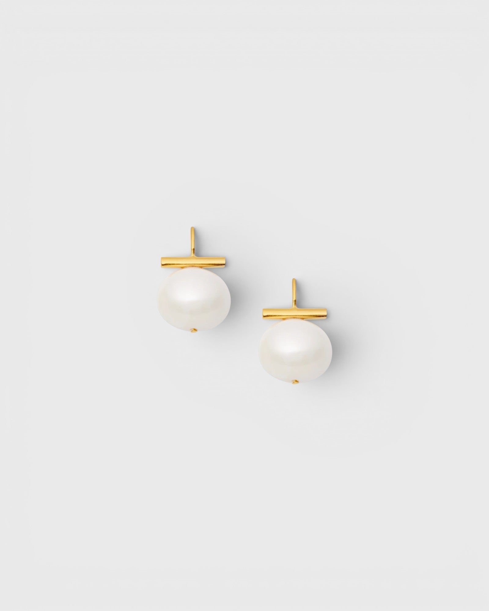 JONES + CO Classic Forever Fave white pebble pearl earrings with 14k gold over brass bar accents.
