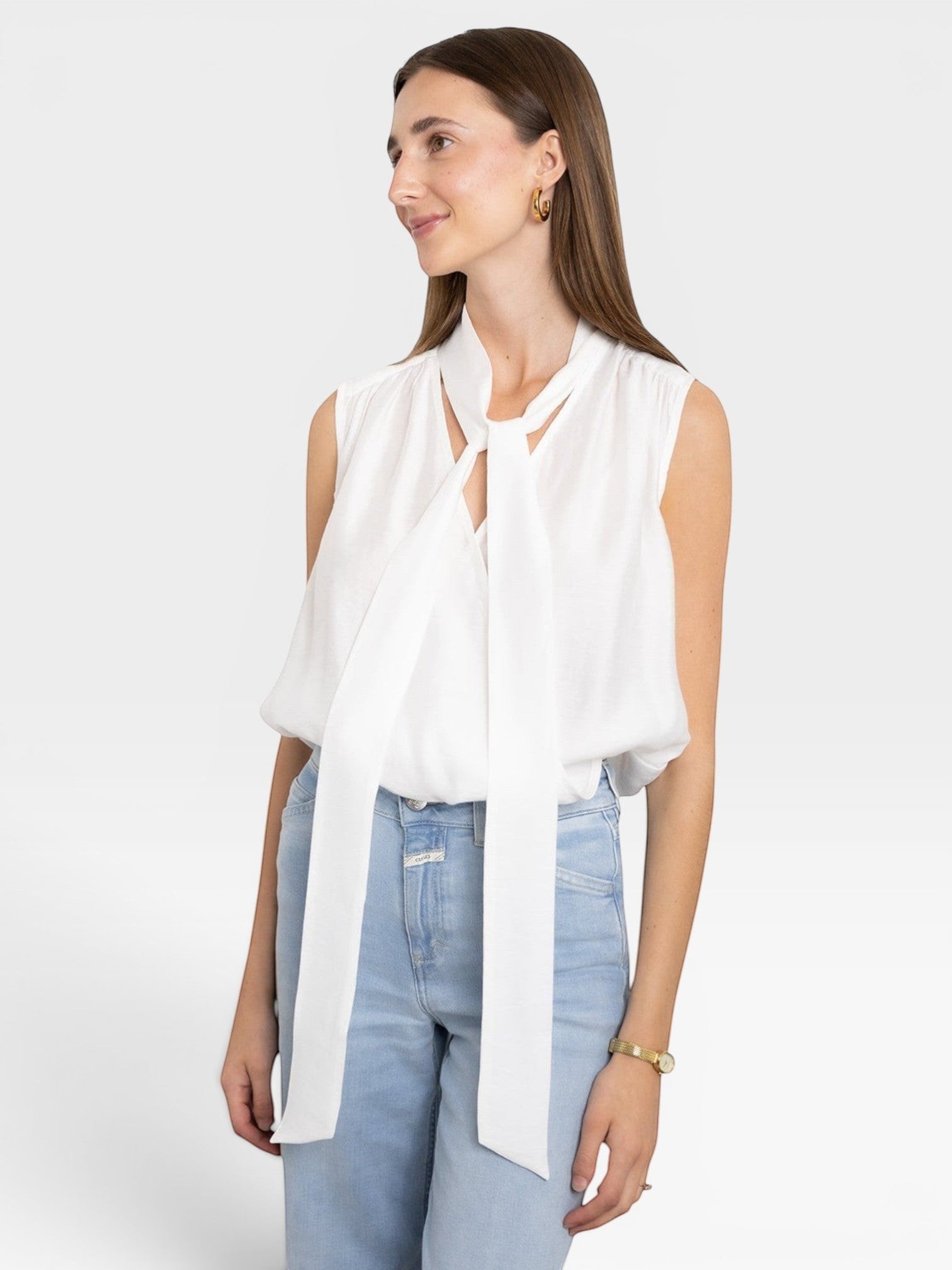 JONES + CO white sleeveless blouse with tie-neck detail, lightweight fabric, and flattering silhouette.