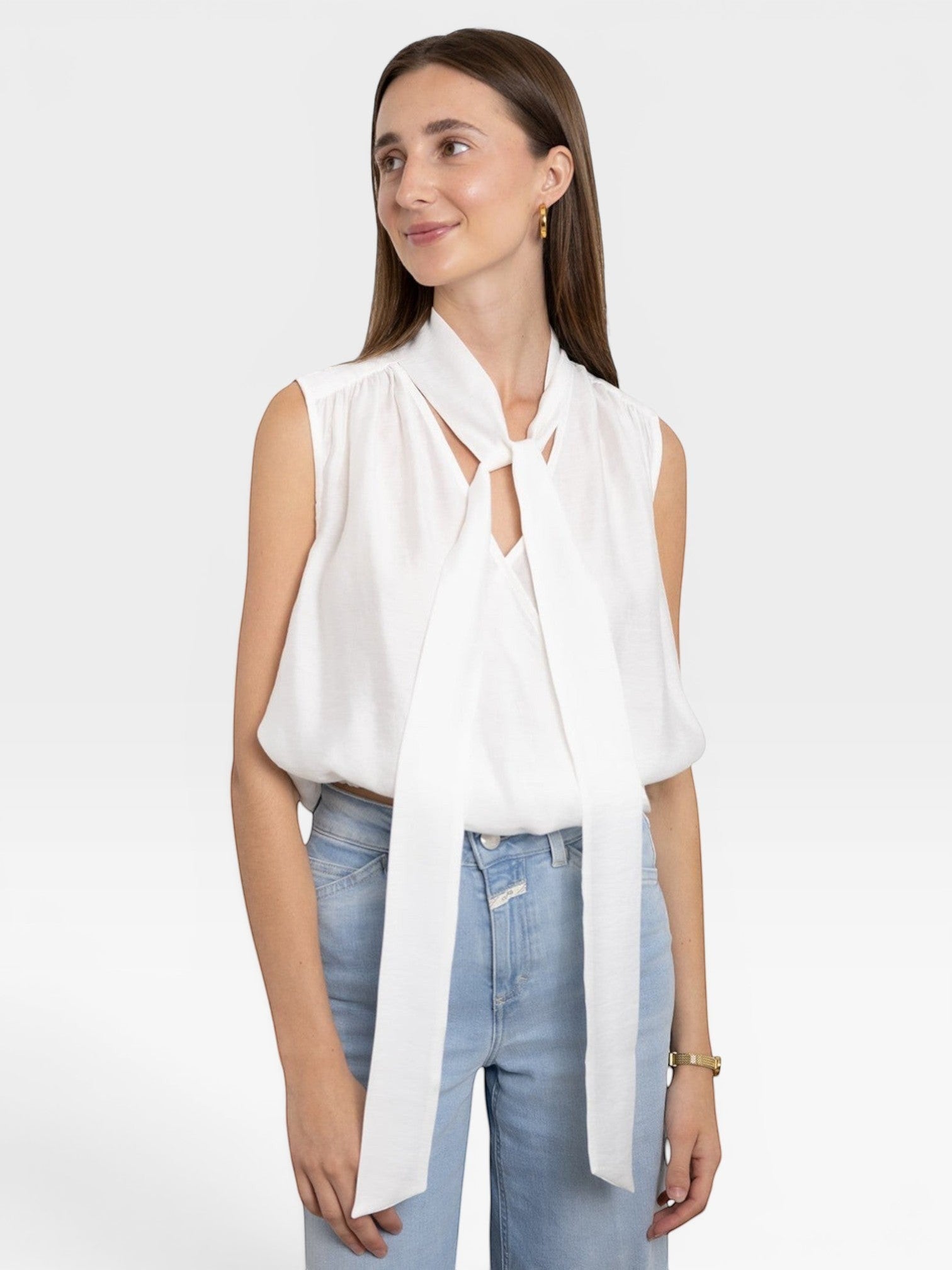 JONES + CO white sleeveless blouse with tie-neck detail, lightweight fabric, and flattering silhouette.