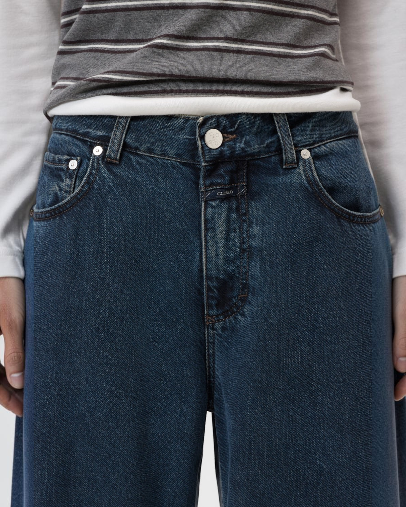 JONES + CO dark blue barrel-fit denim jeans with mid-rise waist and 5-pocket design, made in Italy.