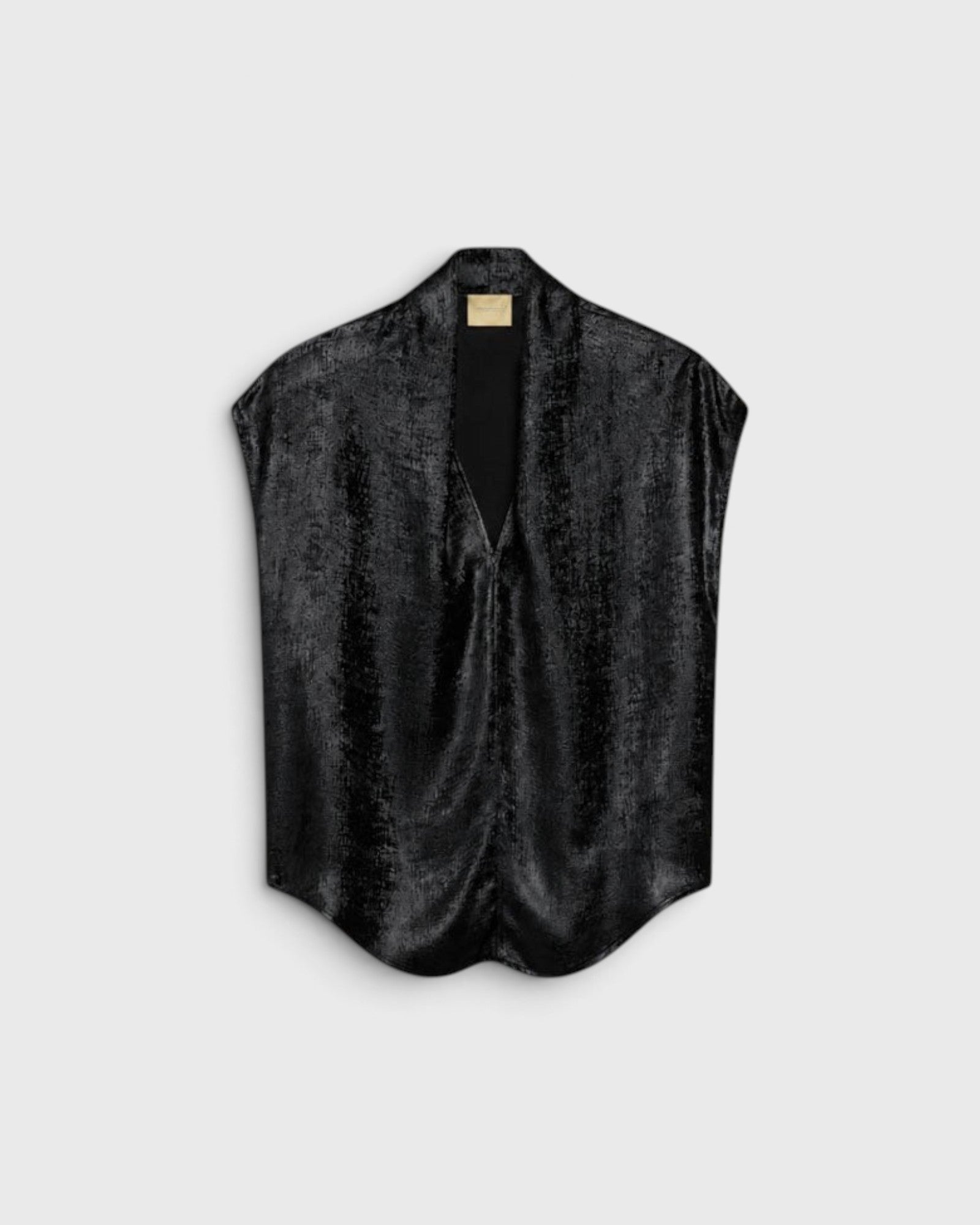 JONES + CO Hildra sleeveless black blouse in fluid laminated fabric with a V-neck and shawl collar.