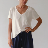 The Jersey Relaxed V-Neck - Creme