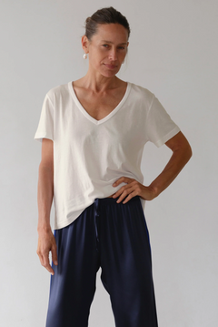 The Jersey Relaxed V-Neck - Creme