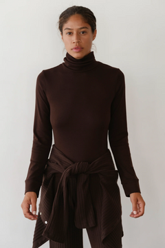 The Baby Rib Turtleneck - Espresso on model 